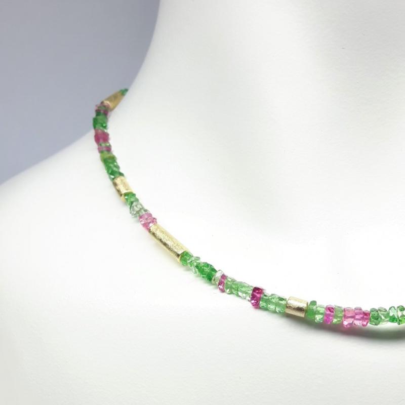 Collier en or jaune 18kt, tsavorite et tourmaline rose. Pièce unique.