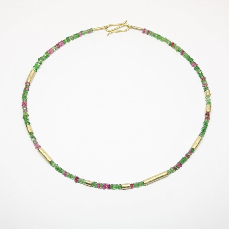 Collier en or jaune 18kt, tsavorite et tourmaline rose. Pièce unique.