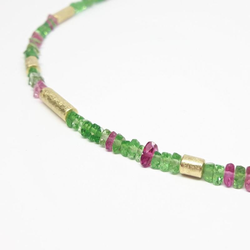 Collier en or jaune 18kt, tsavorite et tourmaline rose. Pièce unique.