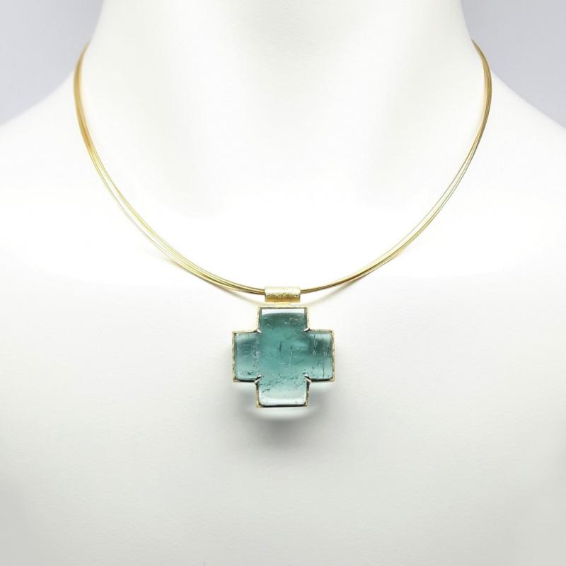 Croix en tourmaline indigolite et or jaune 18kt. Pièce unique.