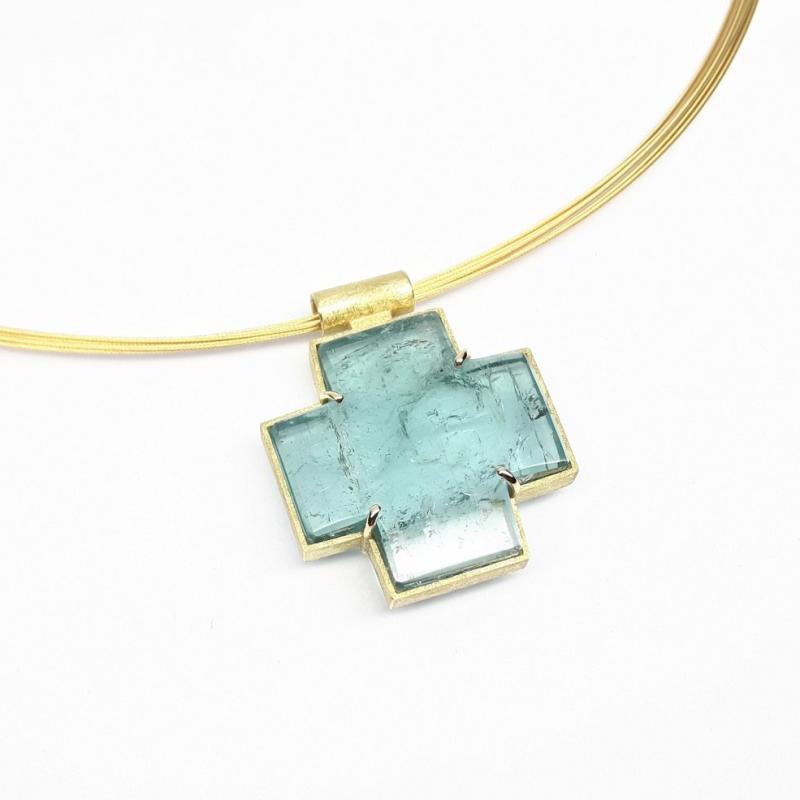 Croix en tourmaline indigolite et or jaune 18kt. Pièce unique.