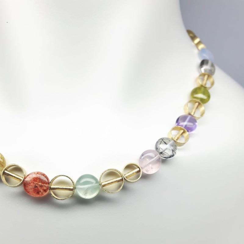 Collier en or jaune 18kt et pierres précieuses (calcédoine, phrénite, améthyste, péridot, pierre de soleil, quartz rutile, quartz tourmaline, quartz rose). Pièce unique.