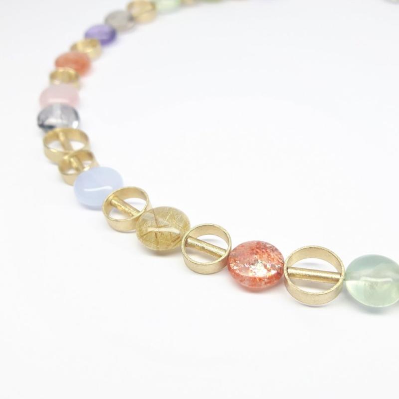 Collier en or jaune 18kt et pierres précieuses (calcédoine, phrénite, améthyste, péridot, pierre de soleil, quartz rutile, quartz tourmaline, quartz rose). Pièce unique.