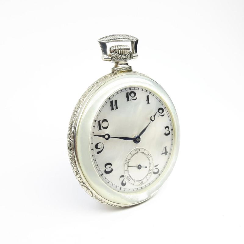 Montre de poche à boîtier en nacre et argent. Cadran en nacre. Vintage vers 1910. Très bon état.