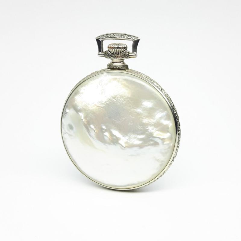 Montre de poche à boîtier en nacre et argent. Cadran en nacre. Vintage vers 1910. Très bon état.