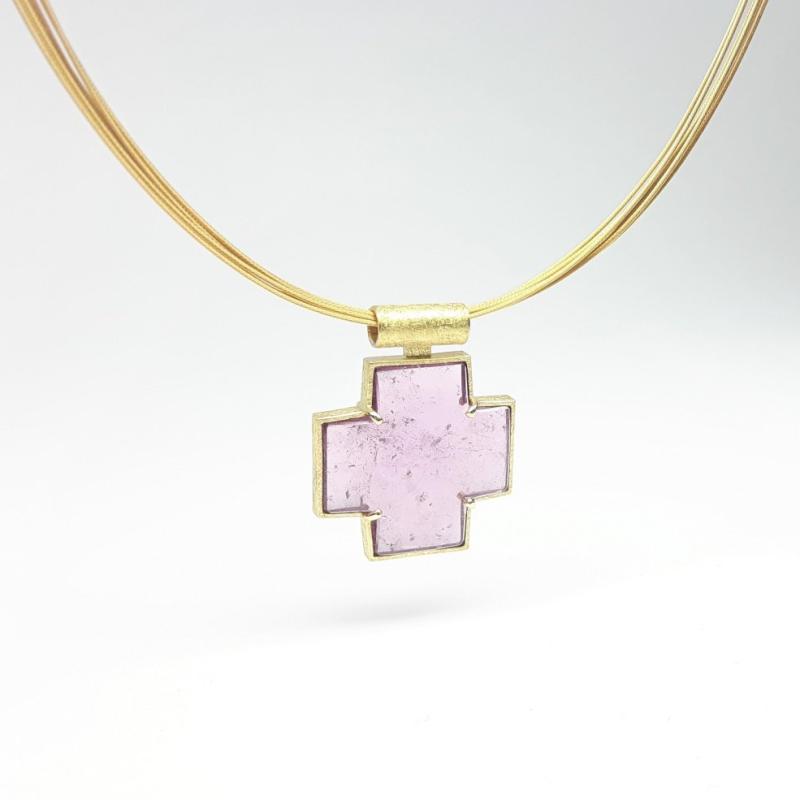 Croix en tourmaline rose et or jaune 18kt. Pièce unique.