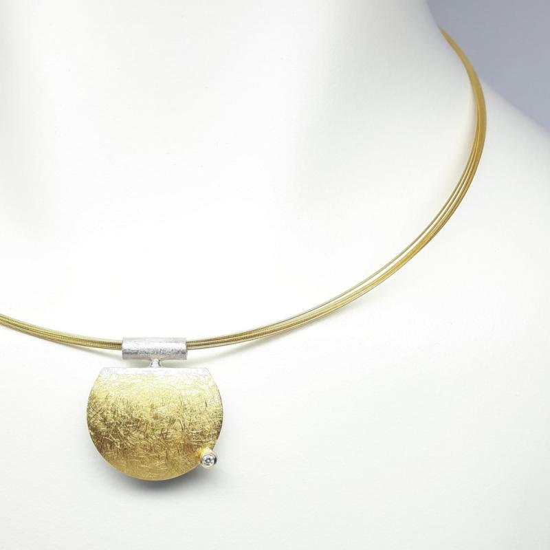Pendentif en argent 925/-, or fin, or jaune 18kt et diamant.