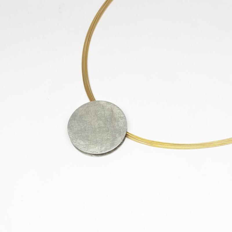 Pendentif en or fin et argent, se porte des deux côtés.