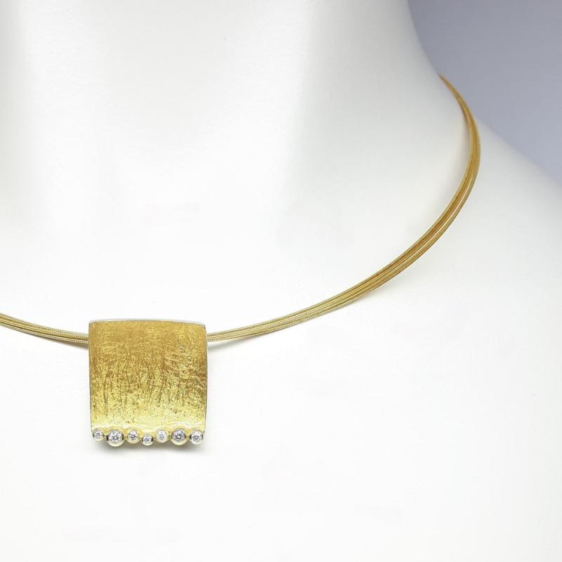 Pendentif en or jaune 18kt, or fin, argent et 7 brillants.