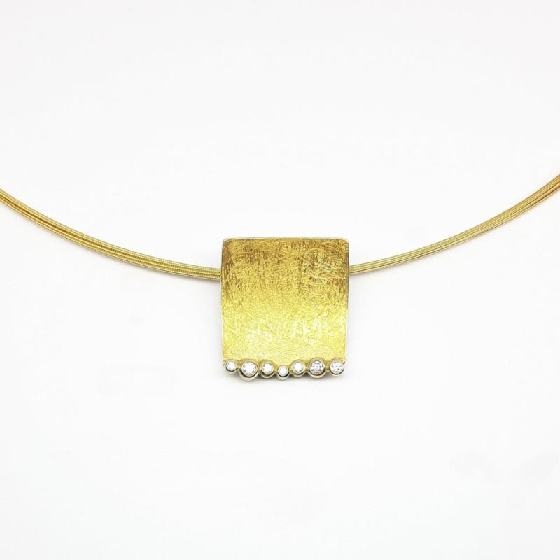 Pendentif en or jaune 18kt, or fin, argent et 7 brillants.