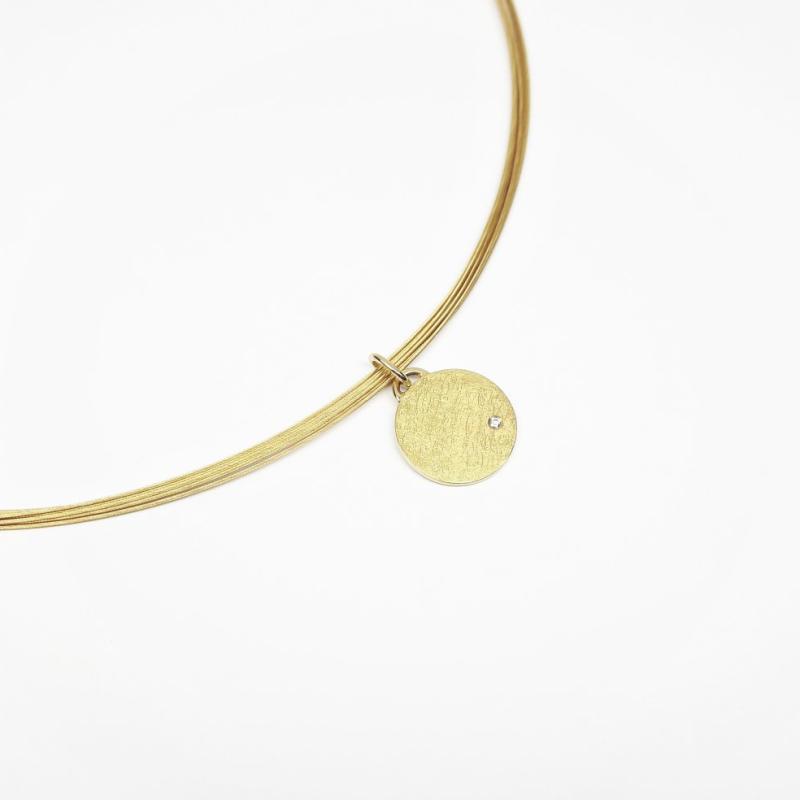 Pendentif en or jaune 18kt et diamant.