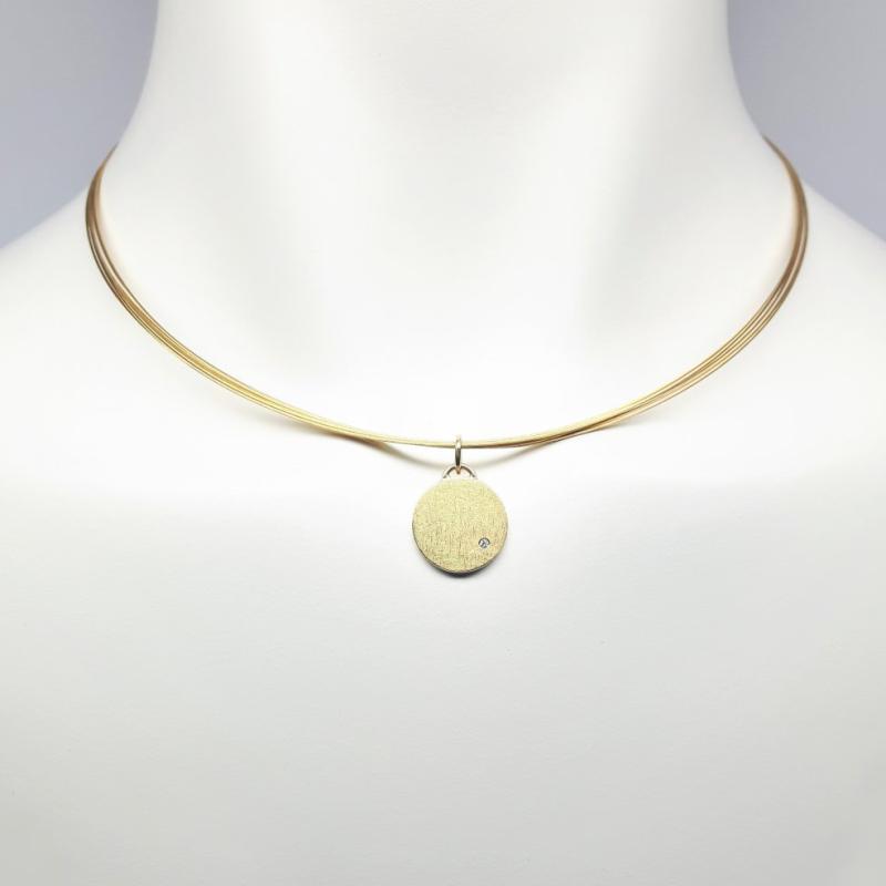 Pendentif en or jaune 18kt et diamant.