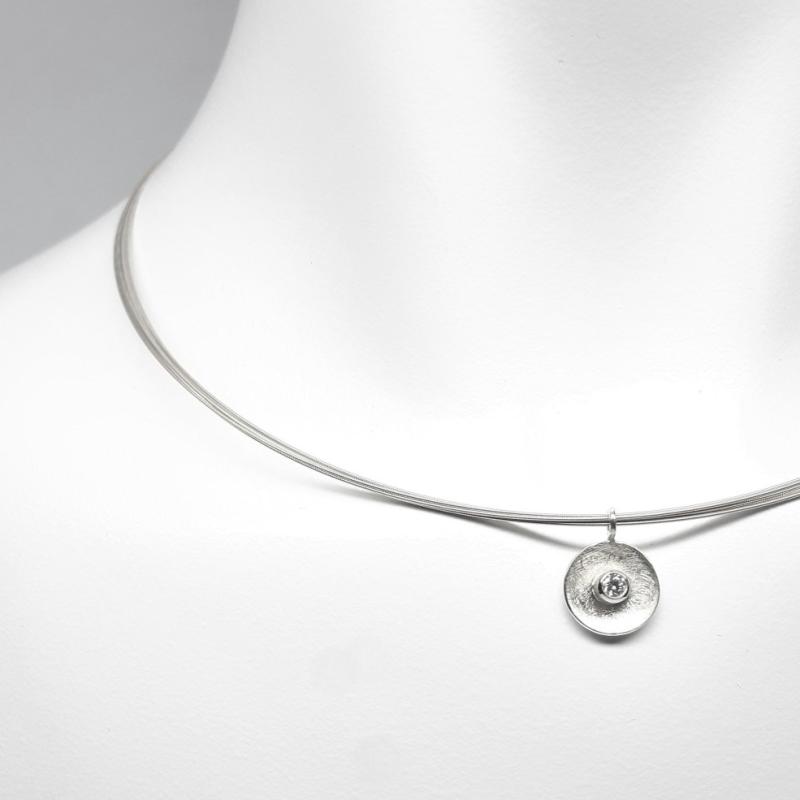 Pendentif en or blanc 18kt et brillant 0,1ct.