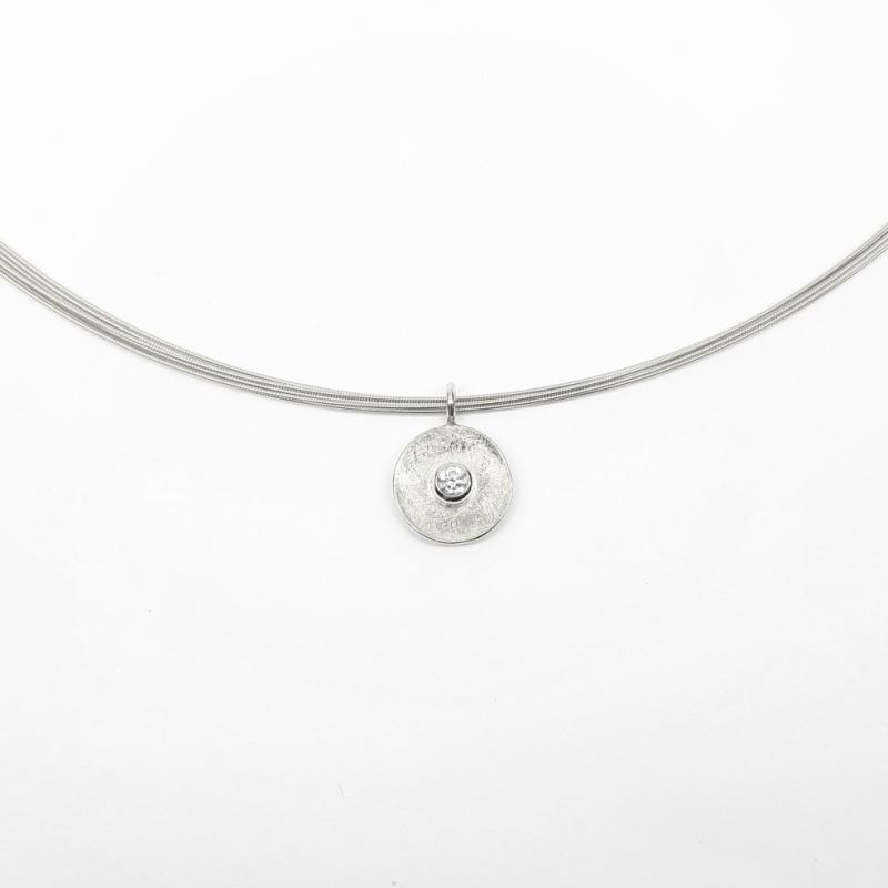 Pendentif en or blanc 18kt et brillant 0,1ct.