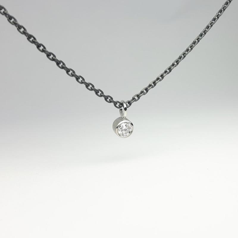 Pendentif en or blanc 18kt et brillant 0,25ct.