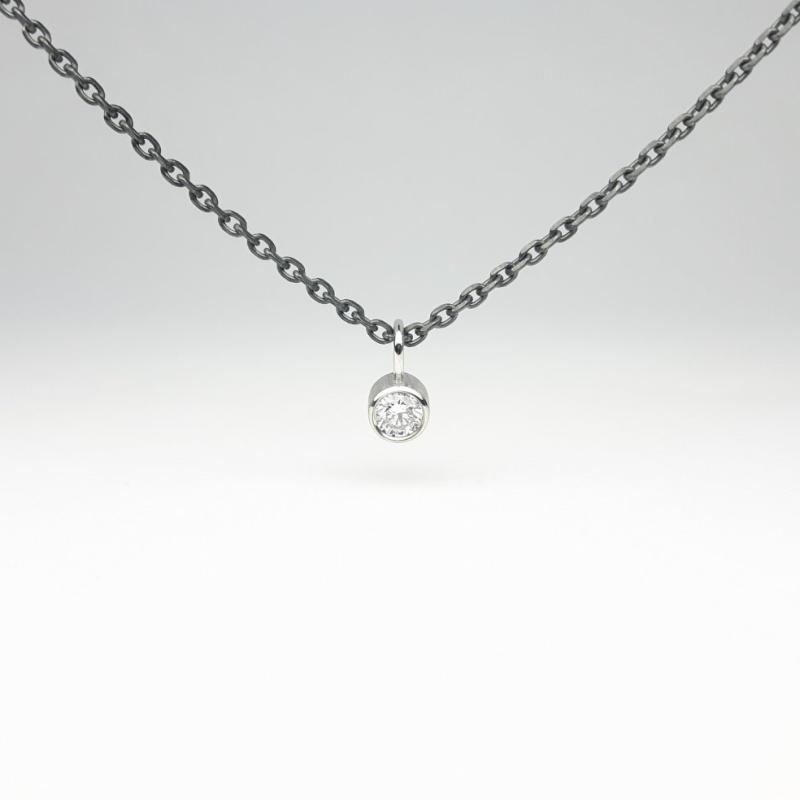 Pendentif en or blanc 18kt et brillant 0,25ct.
