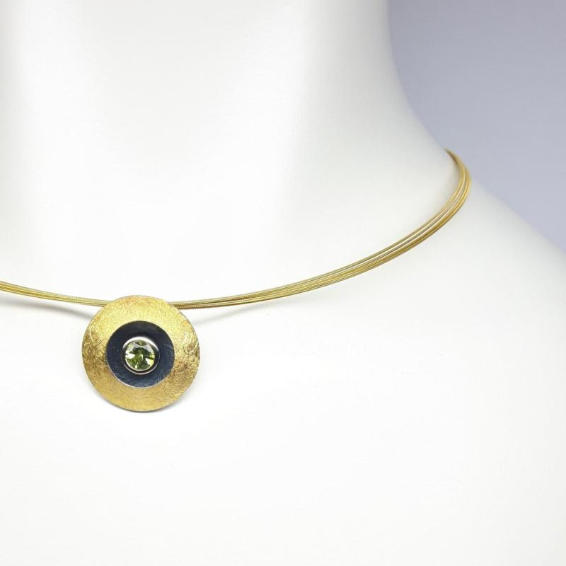 Pendentif en or jaune 18kt, or fin 24kt, argent 925/-  et péridot.