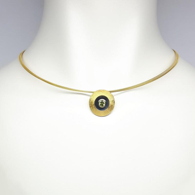 Pendentif en or jaune 18kt, or fin 24kt, argent 925/-  et péridot.