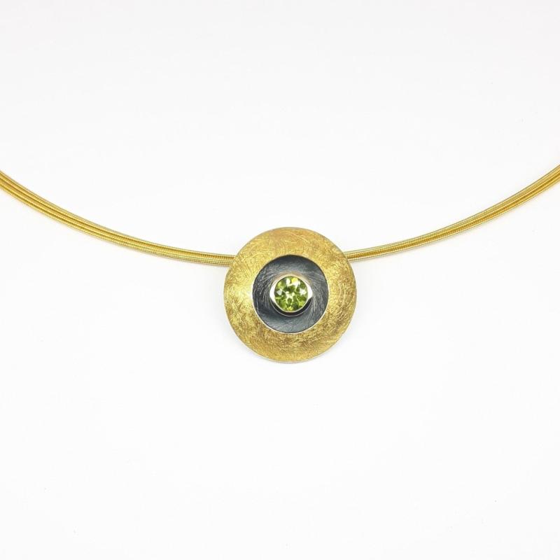 Pendentif en or jaune 18kt, or fin 24kt, argent 925/-  et péridot.