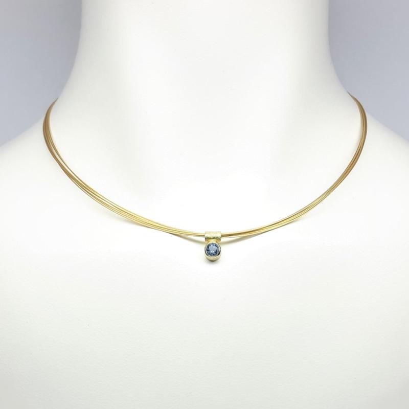 Pendentif en or jaune 18kt et aigue-marine Ø5mm.