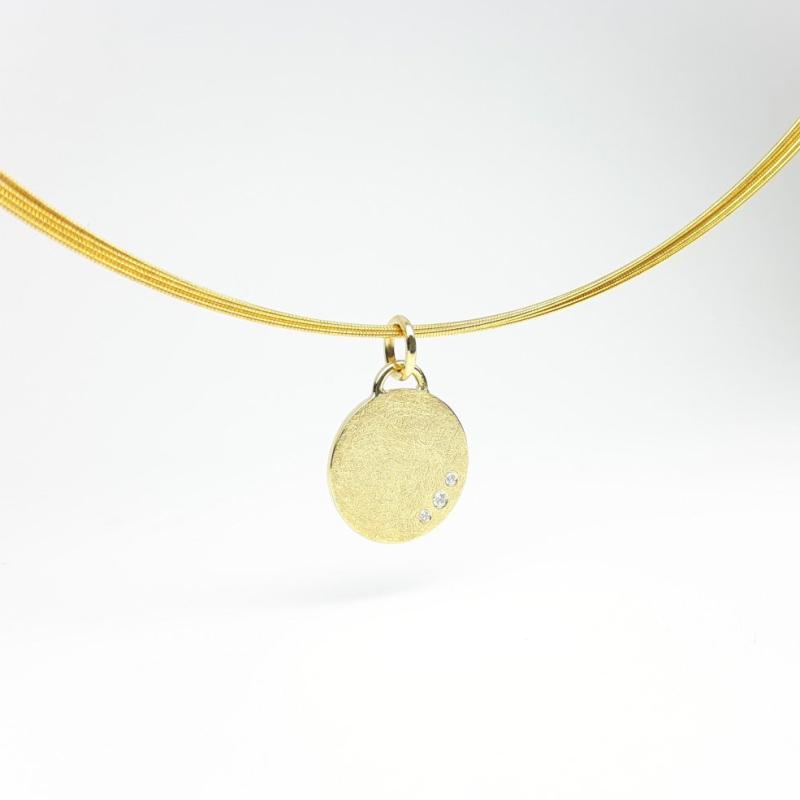 Pendentif en or jaune 18kt et 3 diamants.