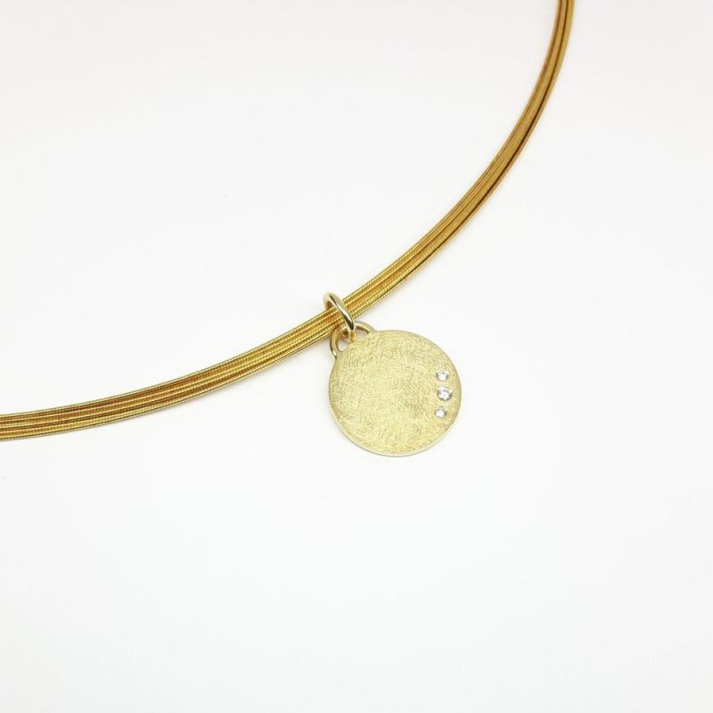 Pendentif en or jaune 18kt et 3 diamants.