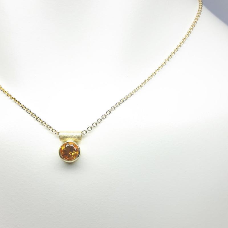 Pendentif en or jaune 18kt et citrine Ø7mm.