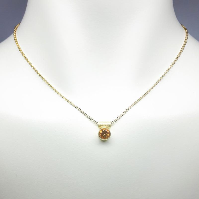 Pendentif en or jaune 18kt et citrine Ø7mm.
