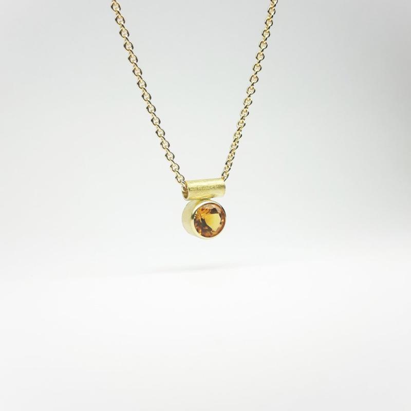Pendentif en or jaune 18kt et citrine Ø7mm.