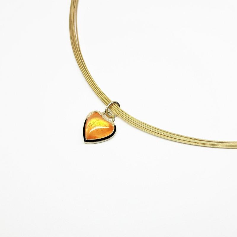 Pendentif en or jaune 18kt et coeur en grenat mandarin. Pièce unique.