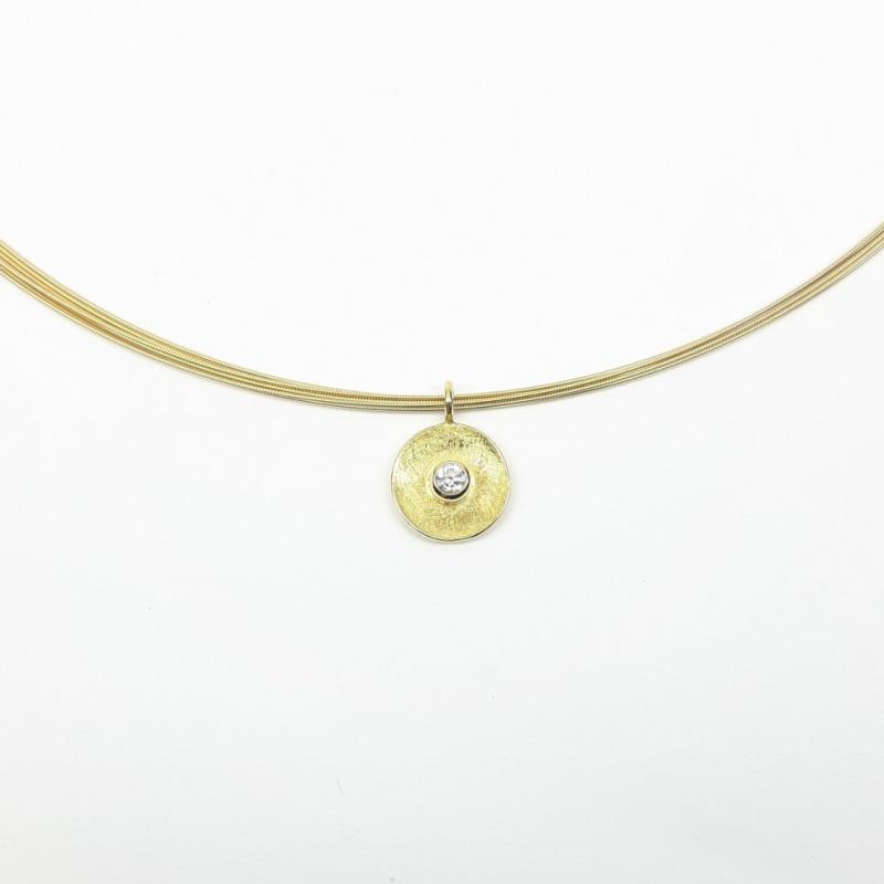 Pendentif en or jaune 18kt et brillant 0,1ct.