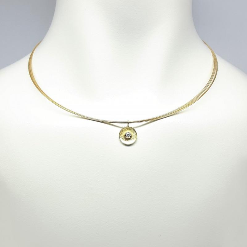 Pendentif en or jaune 18kt et brillant 0,1ct.