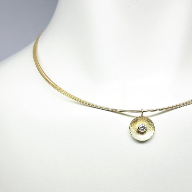 Pendentif en or jaune 18kt avec 1 brillant 0.20ct.