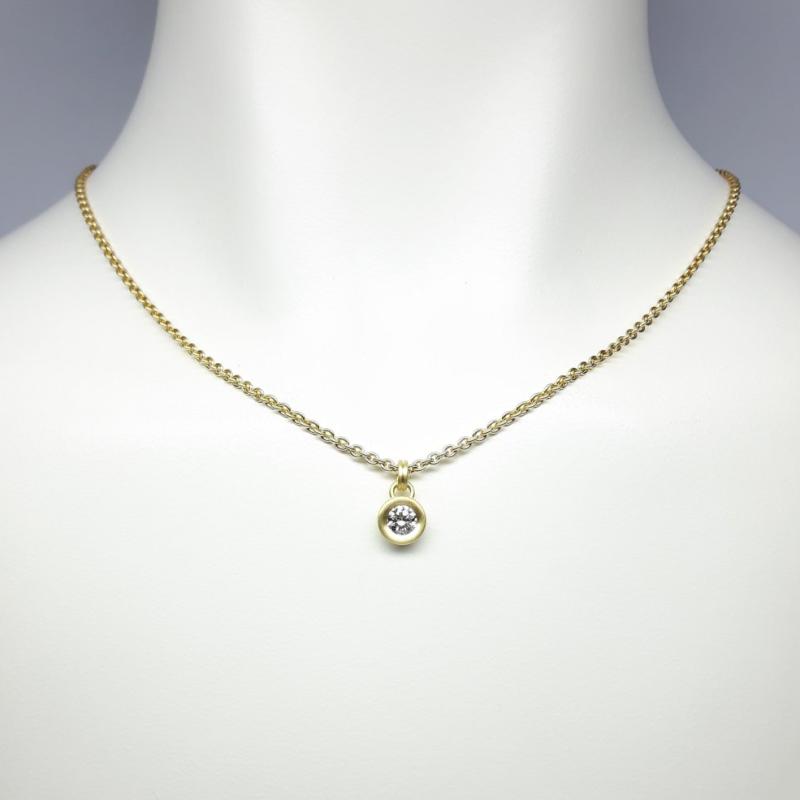 Pendentif en or jaune 18kt et brillant Ø5.07mm 0.50ct.