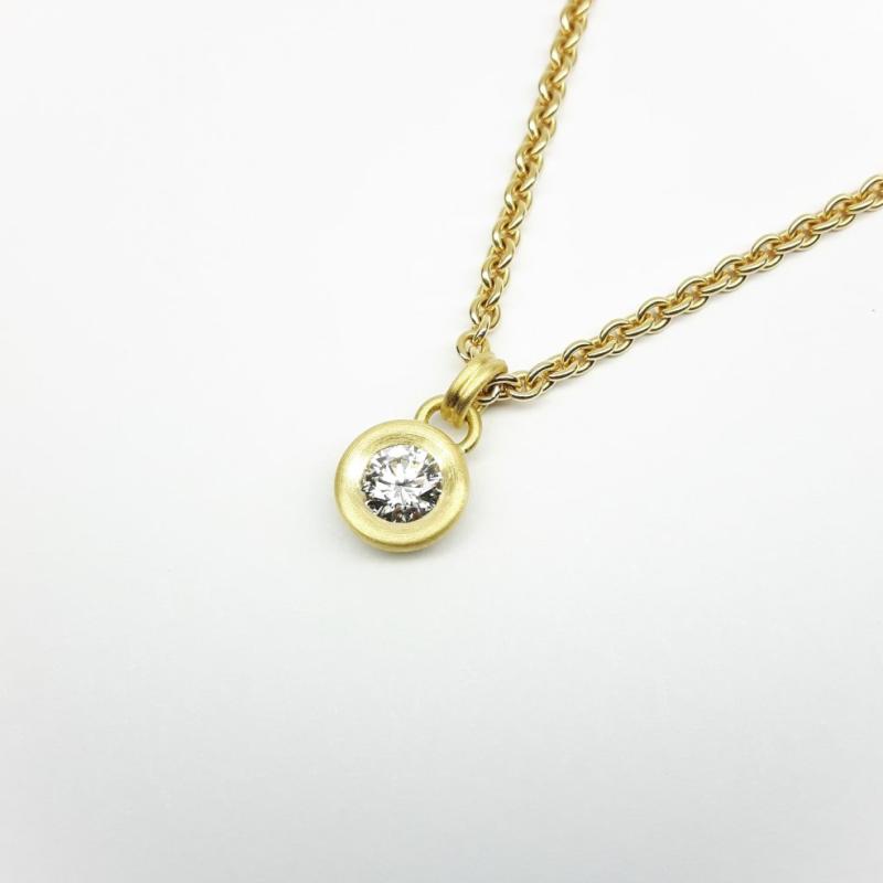 Pendentif en or jaune 18kt et brillant Ø5.07mm 0.50ct.