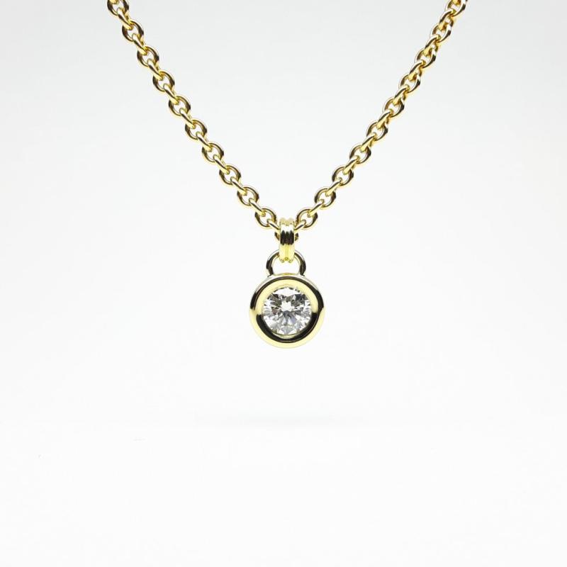 Pendentif en or jaune 18kt et brillant Ø6.09mm 0,84ct.