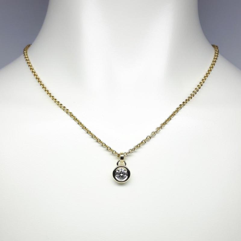 Pendentif en or jaune 18kt et brillant Ø6.09mm 0,84ct.