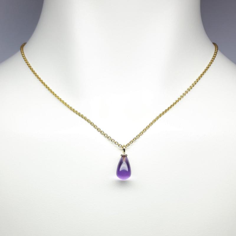 Pendentif en or jaune 18kt et pampille en améthyste.