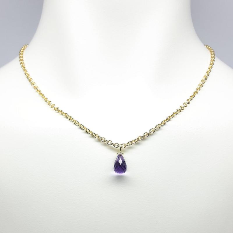 Pendentif en or jaune 18kt et pampille en améthyste.