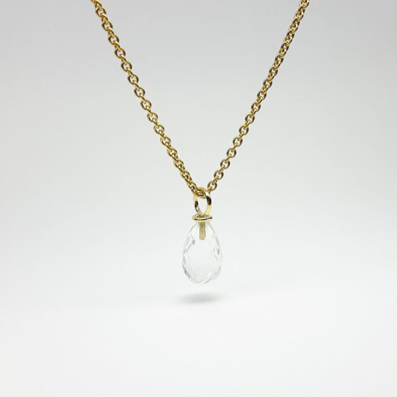 Pendentif en or jaune 18kt et pampille en cristal de roche.