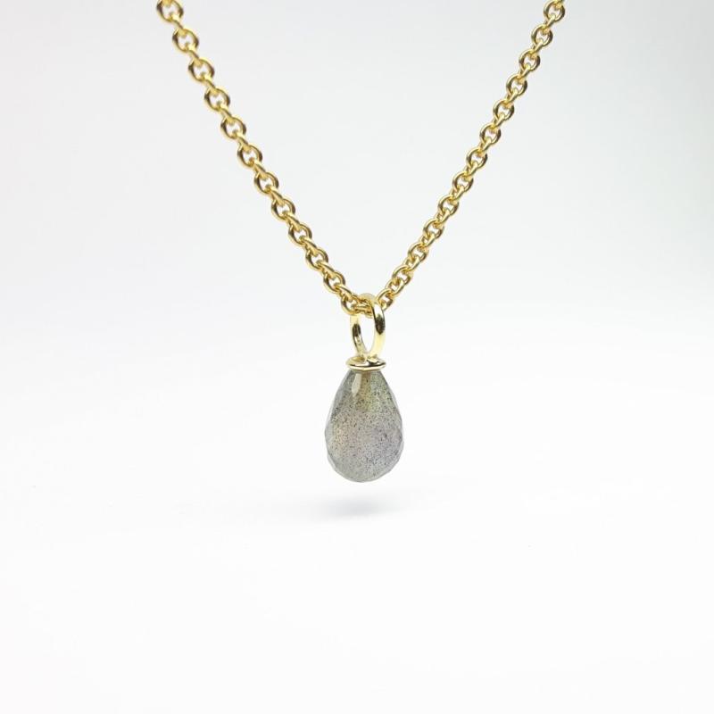 Pendentif en or jaune 18kt et pampille en labradorite facettée.