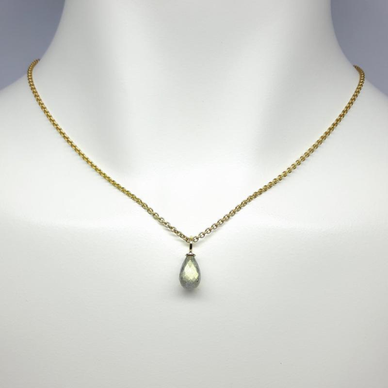 Pendentif en or jaune 18kt et pampille en labradorite facettée.