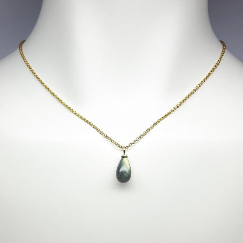 Pendentif en or jaune 18kt et pampille en labradorite.