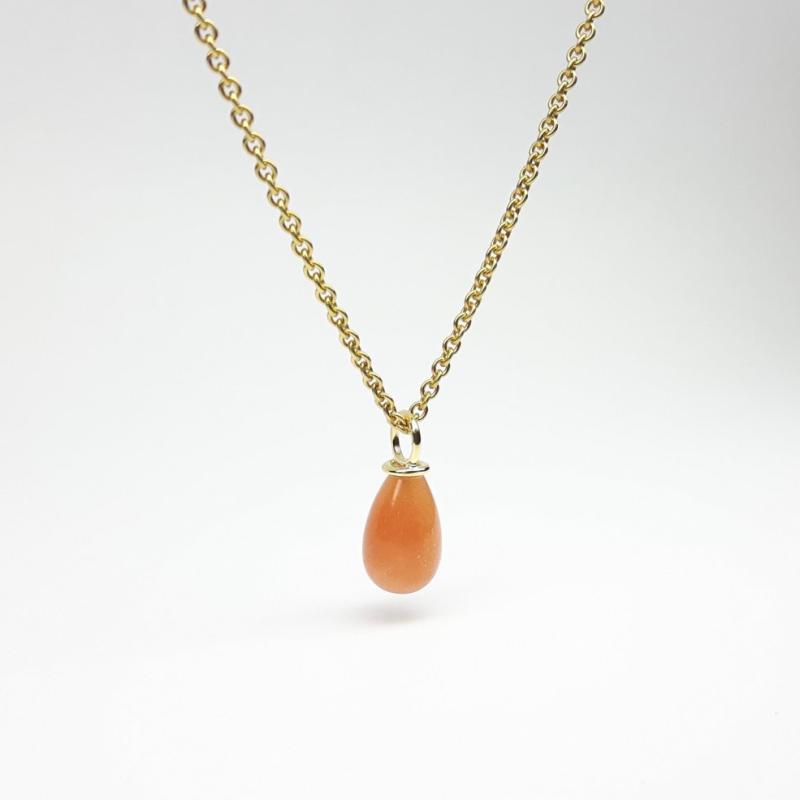 Pendentif en or jaune 18kt et pierre de soleil.
