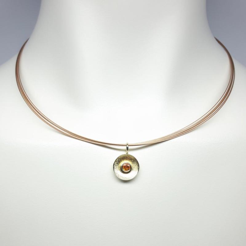 Pendentif en or jaune 18kt et opale de feu Ø4mm.