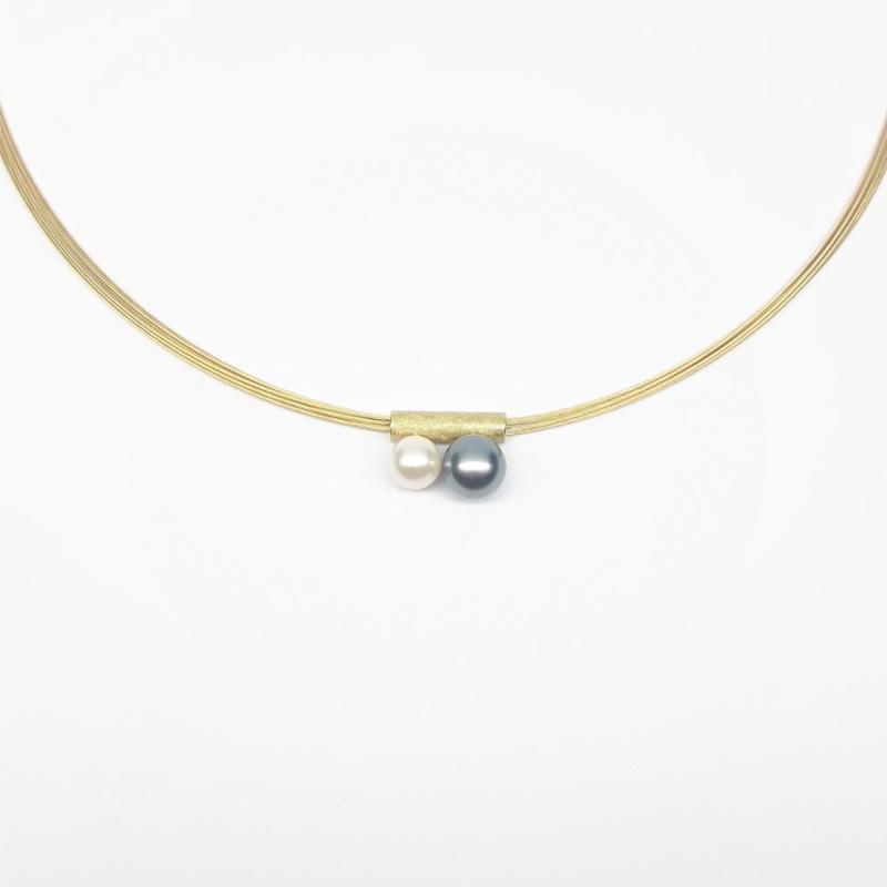 Pendentif en or jaune 18kt, perle Tahiti et perle Akoya.