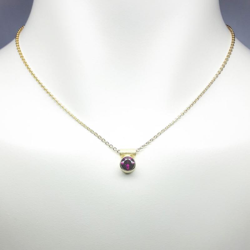 Pendentif en or jaune 18kt et grenat pourpre Ø7mm.