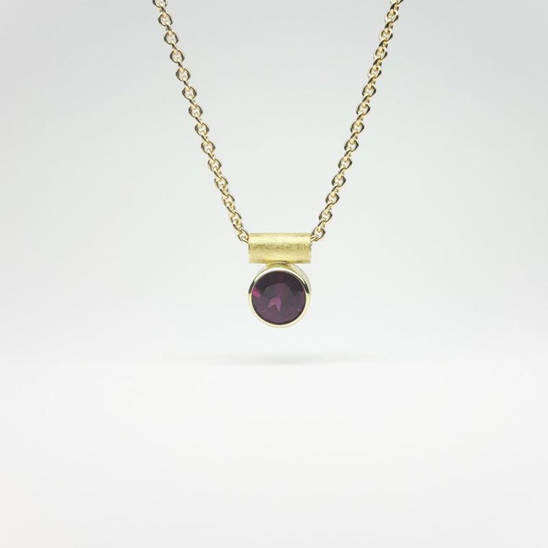 Pendentif en or jaune 18kt et grenat pourpre Ø7mm.