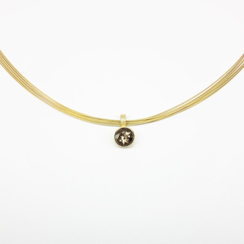 Pendentif en or jaune 18kt et quartz fumé Ø7mm.