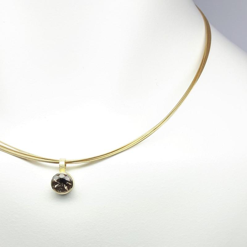 Pendentif en or jaune 18kt et quartz fumé Ø7mm.